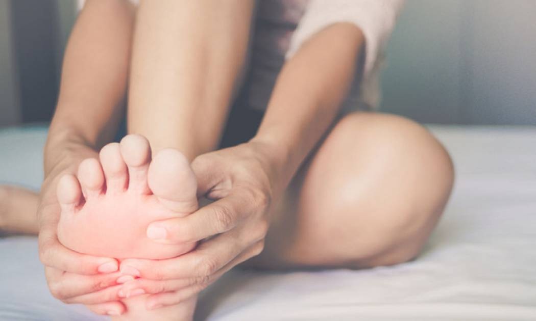 Κράμπες στα πόδια: Πώς μπορείτε να τις αντιμετωπίσετε