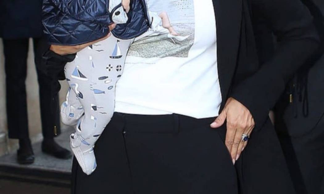 Η πρώτη δημόσια βόλτα της διάσημης ηθοποιού μαζί με τον νεογέννητο γιο της (pics)