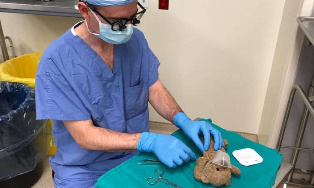 Γιατρός χειρουργεί... λούτρινο αρκουδάκι για χάρη ενός 8χρονου