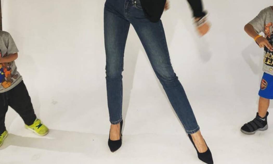 Ελληνίδα μαμά χορεύει floss με τους γιους της (pics)