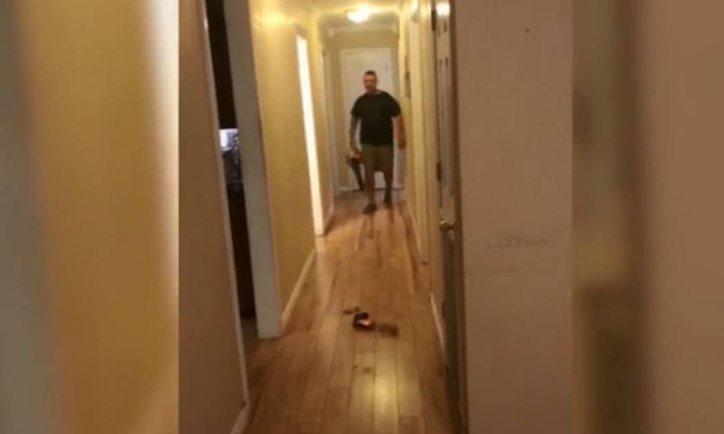 Μόνο ένας άντρας θα μπορούσε να καθαρίσει έτσι το σπίτι!