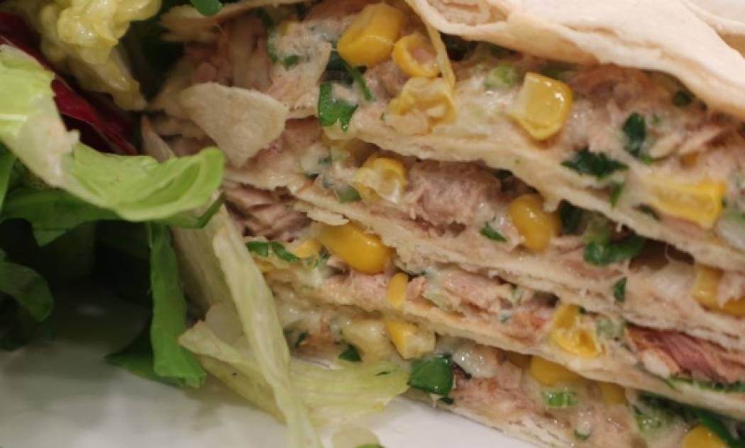 Quesadillas με καπνιστό τόνο και καλαμπόκι