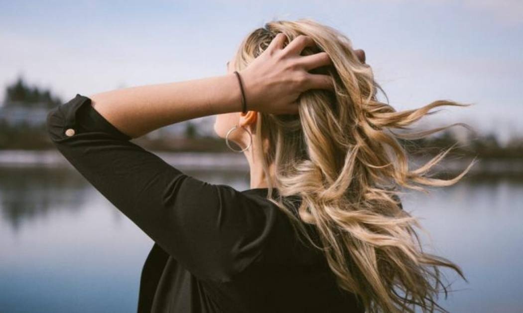 5 αιτίες που προκαλούν λιπαρότητα στα μαλλιά σου και τι να κάνεις