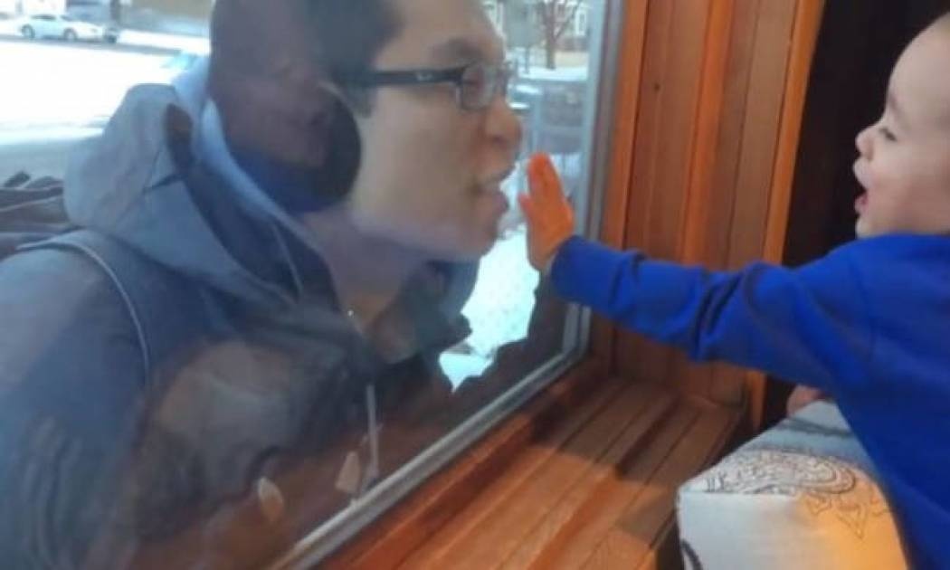 Η πιο θερμή υποδοχή παιδιού στον πατέρα του (vid)