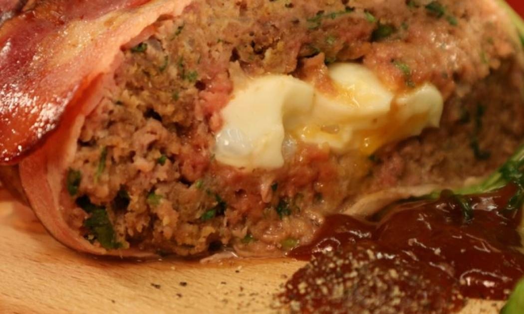 Ρολό κιμά με αυγό, τυλιχτό με μπέικον