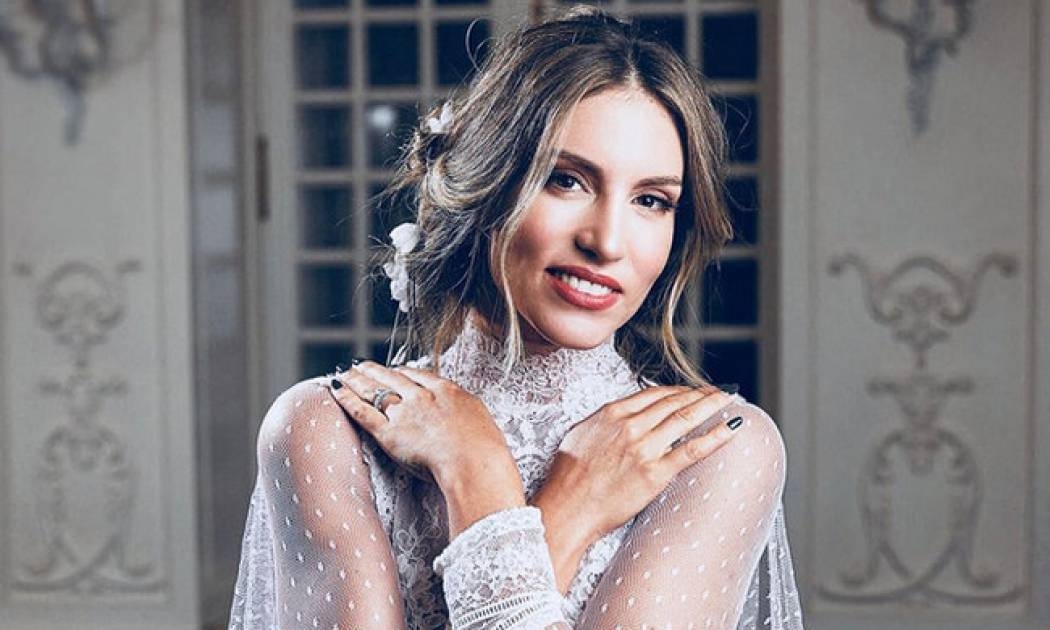 Η λεπτομέρεια που δεν πρόσεξε κανείς στο σέξι φόρεμα που φόρεσε η Οικονομάκου στο γάμο της