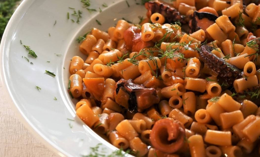 Χταπόδι κοκκινιστό με κοφτό μακαρονάκι