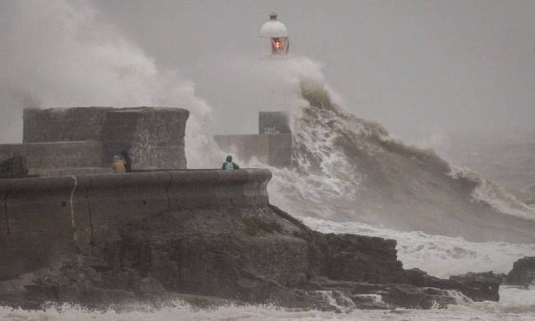 Φονική καταιγίδα «χτύπησε» τη Βρετανία: Τουλάχιστον δύο νεκροί από το πέρασμα της «Κάλουμ» (Pics)