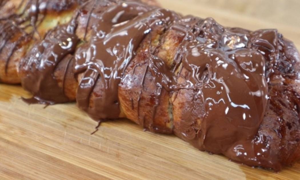 Σιροπιαστό τσουρέκι με σοκολάτα