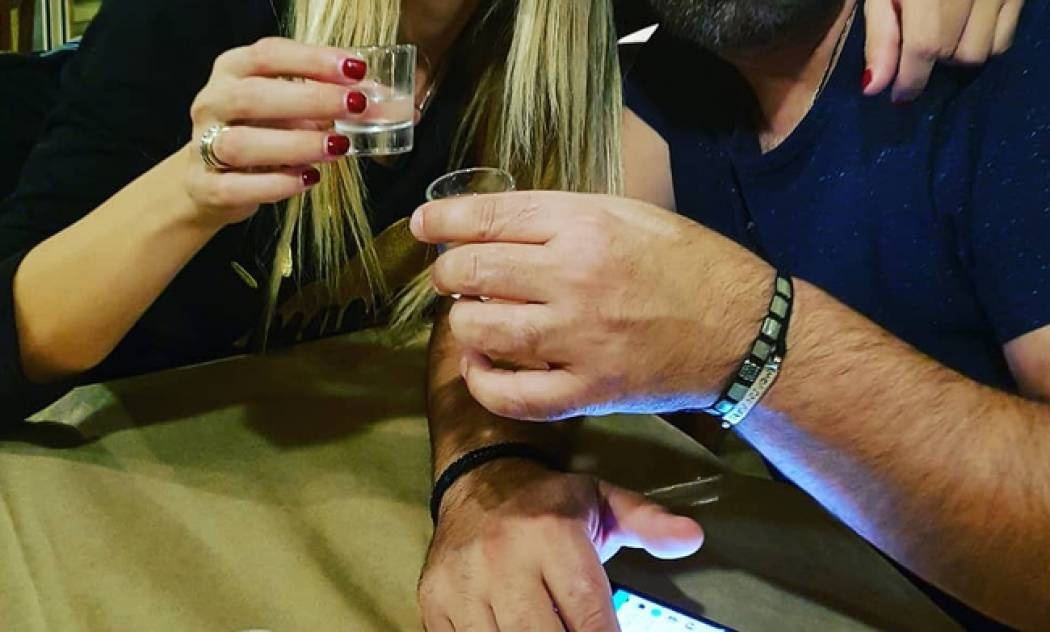 Ποιο ζευγάρι της ελληνικής showbiz τα… τσούζει σε ρακάδικο;