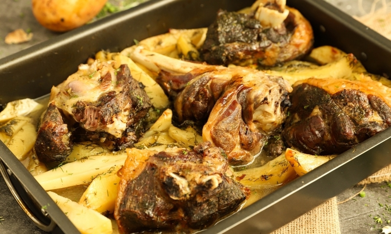 Αρνί με άνηθο και πατάτες στο φούρνο
