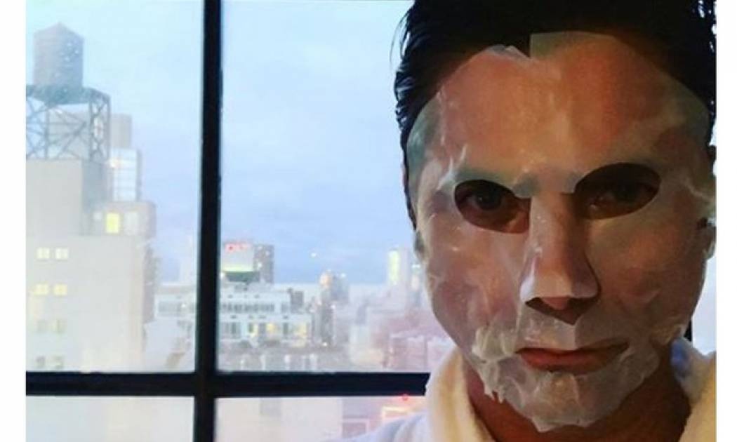 Όχι, δεν είναι σχιζοφρενής δολοφόνος! Είναι ηθοποιός που λατρεύει τις μάσκες ομορφιάς!