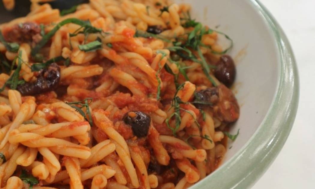 Πλεξούδες με κόκκινη σάλτσα, αντζούγιες και ελιές