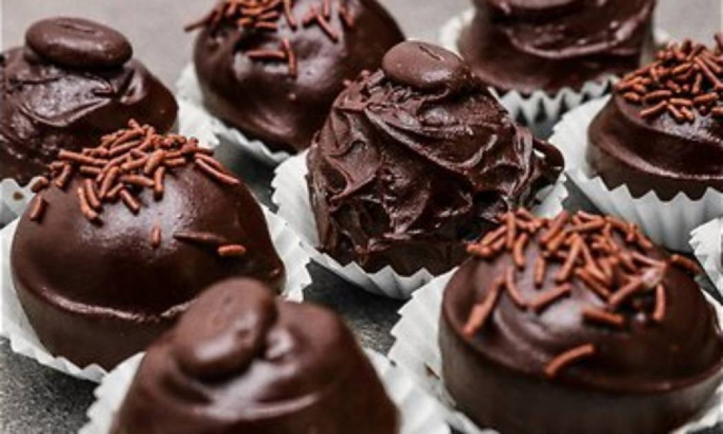 Εύκολα σοκολατένια τρουφάκια με άρωμα πορτοκαλιού (vid)