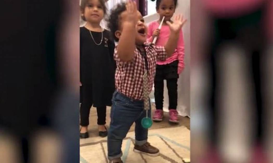 Η συγκινητική στιγμή που μικρός κάνει τα πρώτα του βήματα (vid)