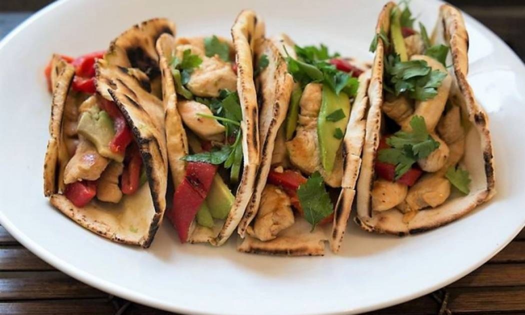 Wrap με πικάντικο κοτόπουλο και αβοκάντο