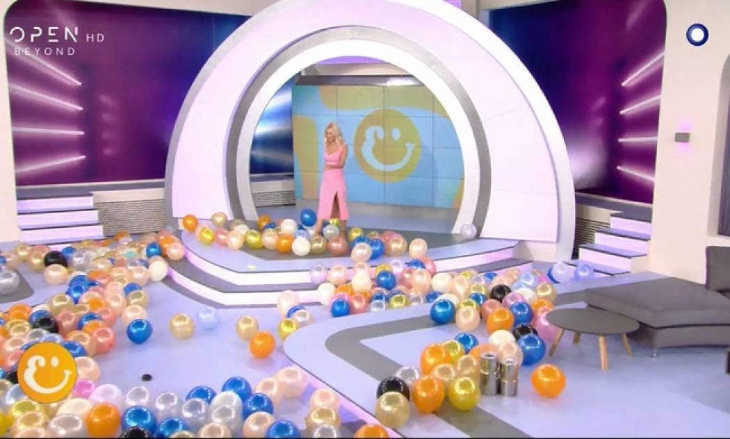 Πρεμιέρα για την Καινούργιου- Το πλατό υπερπαραγωγή και το μήνυμά της