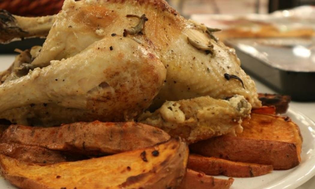 Κοτόπουλο στη γάστρα με γάλα, φασκόμηλο και ψητές γλυκοπατάτες