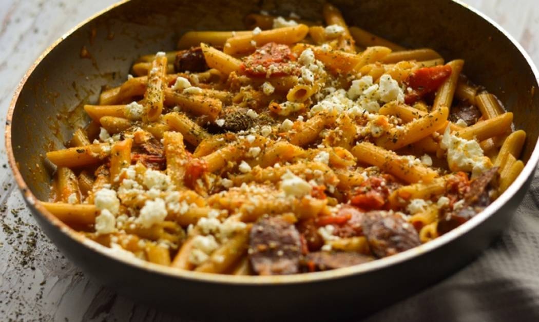 Πένες με λουκάνικο και φέτα