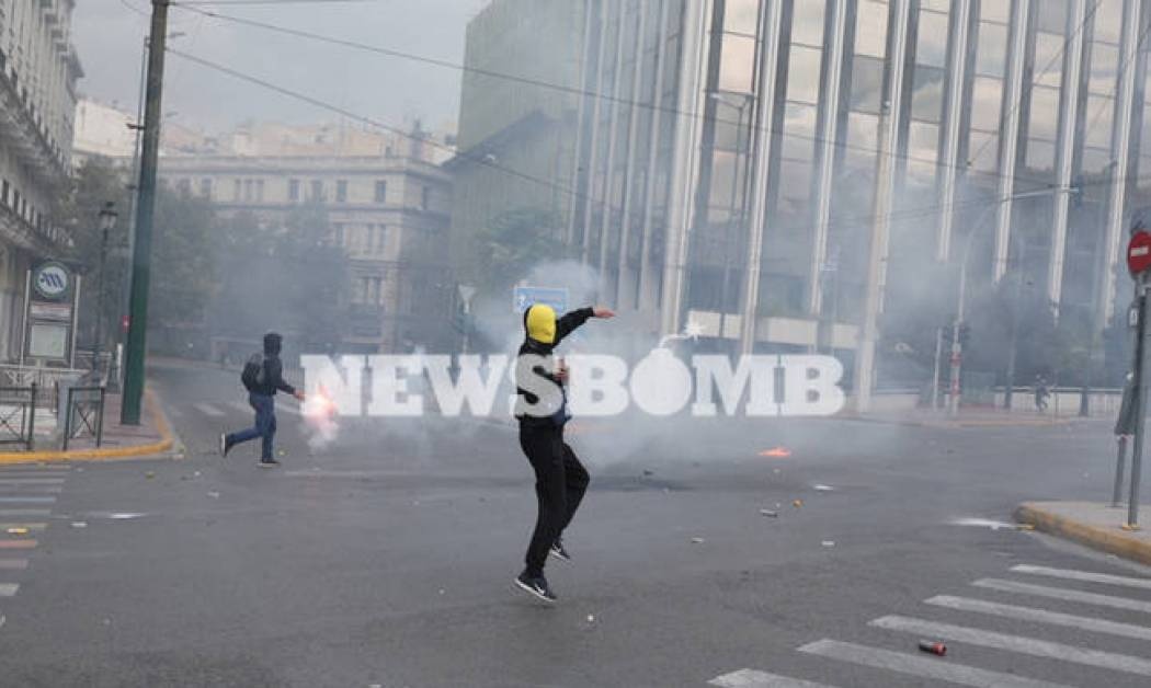 Επεισόδια στο κέντρο της Αθήνας κατά τη μαθητική πορεία (pics)