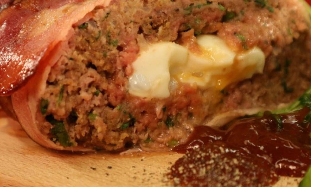 Ρολό κιμά με αυγό, τυλιχτό με μπέικον