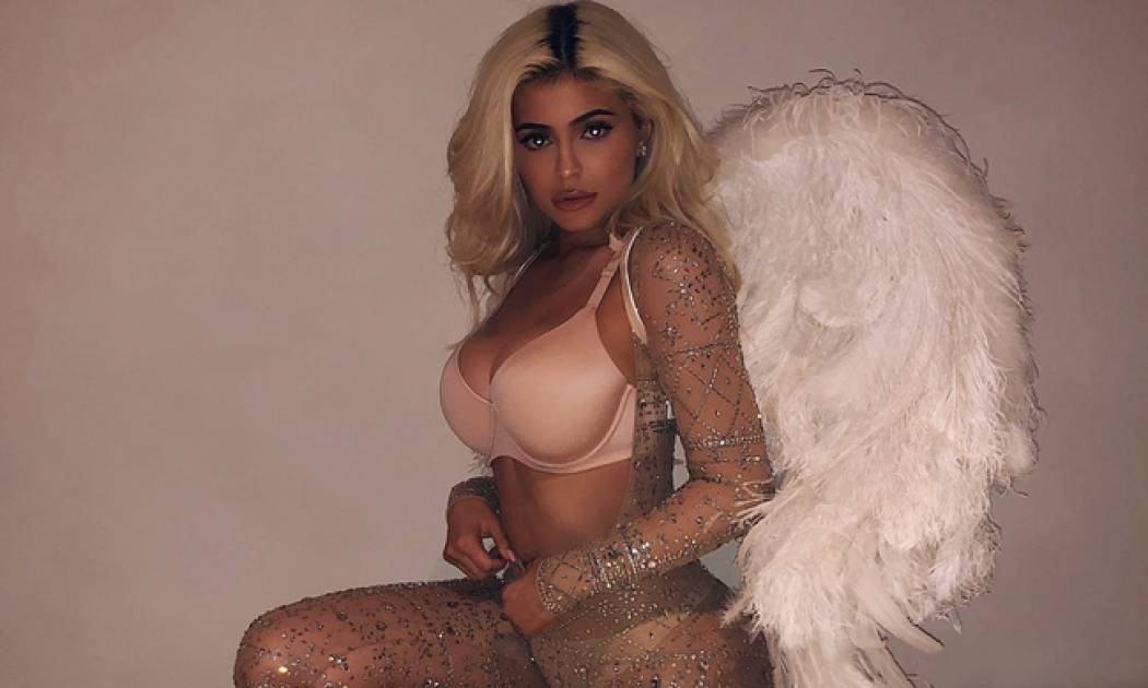 Η Kylie Jenner ποζάρει με φουσκωμένη κοιλίτσα στο Instagram