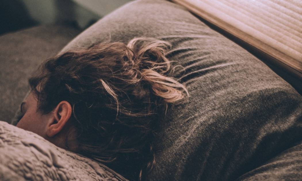 OMG! Ξέρεις τι συμβαίνει στα μαλλιά σου όταν κοιμάσαι λουσμένη;