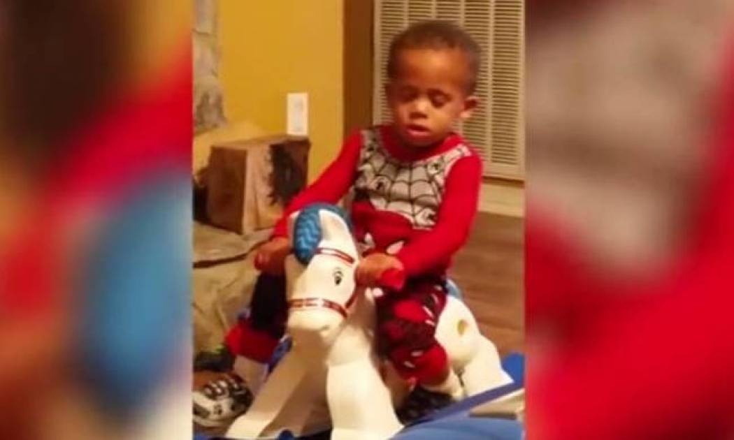 Απίστευτο! Το παιδί που νανούρισε τον… εαυτό του (vid)