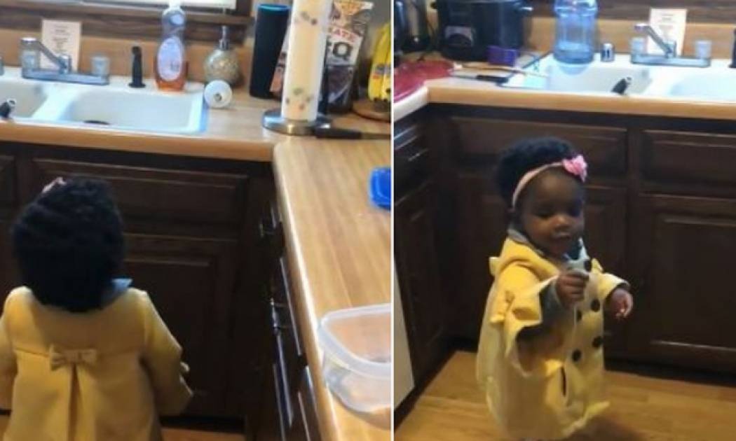 Αξιαγάπητο νήπιο εκνευρίζεται με την Alexa και γίνεται viral