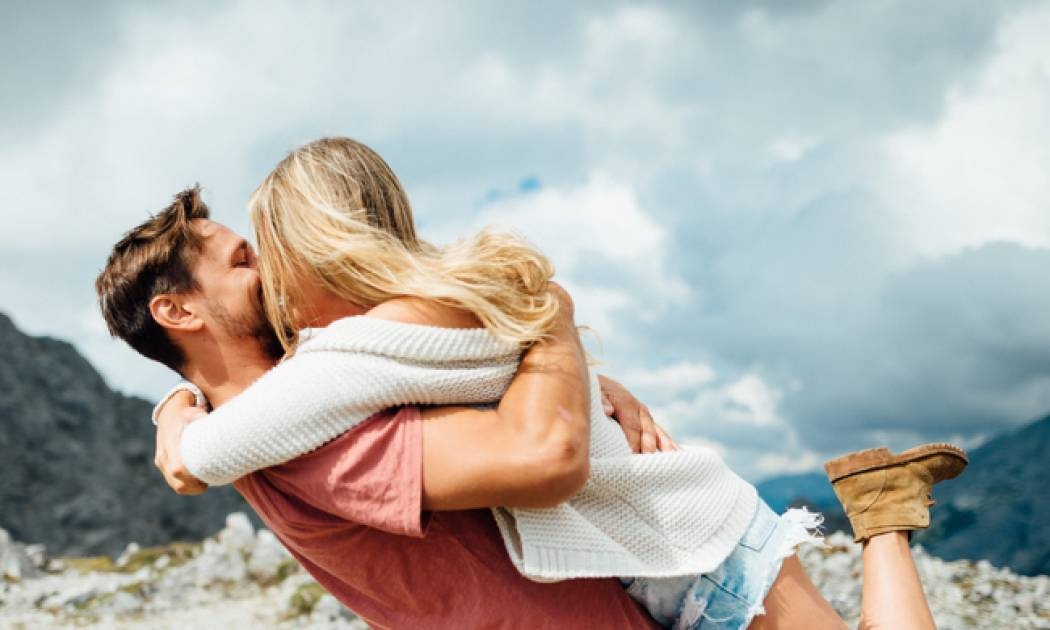 Γλώσσα του σώματος: 5 βασικά σημάδια ότι σε θέλει