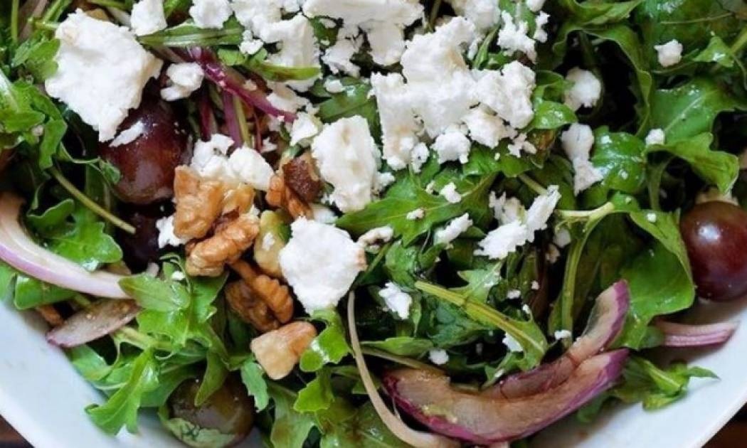 Σαλάτα με ρόκα, κόκκινα σταφύλια, κατσικίσιο τυρί και αβοκάντο