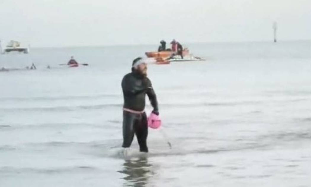 Απίστευτος! Έκανε το γύρο της Βρετανίας κολυμπώντας 157 ημέρες