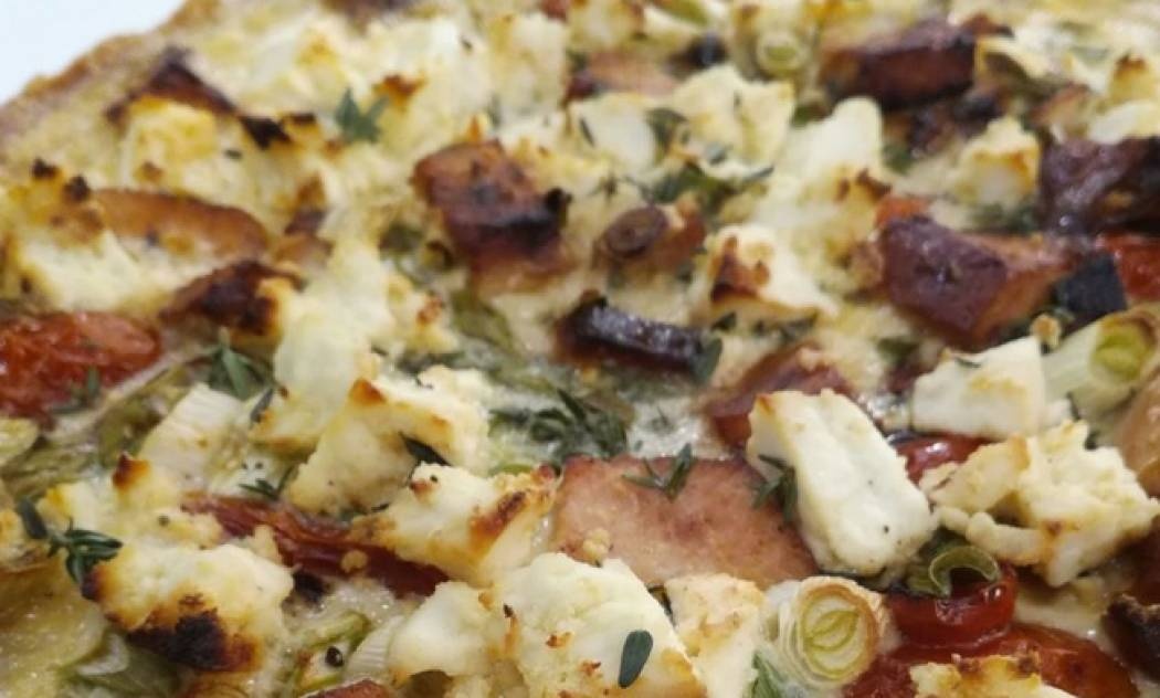 Τάρτα με καπνιστή γαλοπούλα, ντοματίνια και ανθότυρο