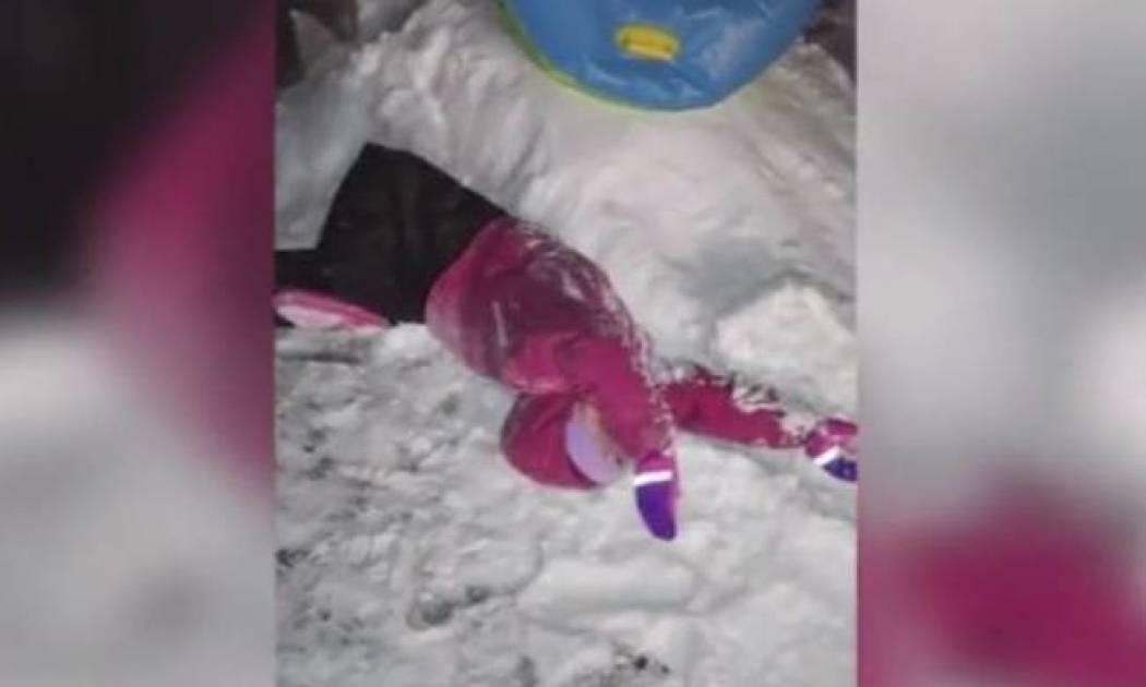 Το ξεκαρδιστικό παιχνίδι δύο κοριτσιών στο χιόνι (vid)