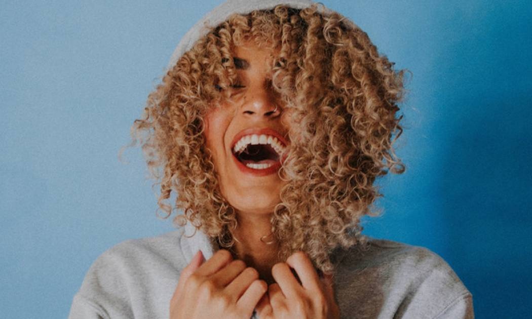 5 εύκολα κόλπα για λευκά δόντια μέσα σε λίγα λεπτά!