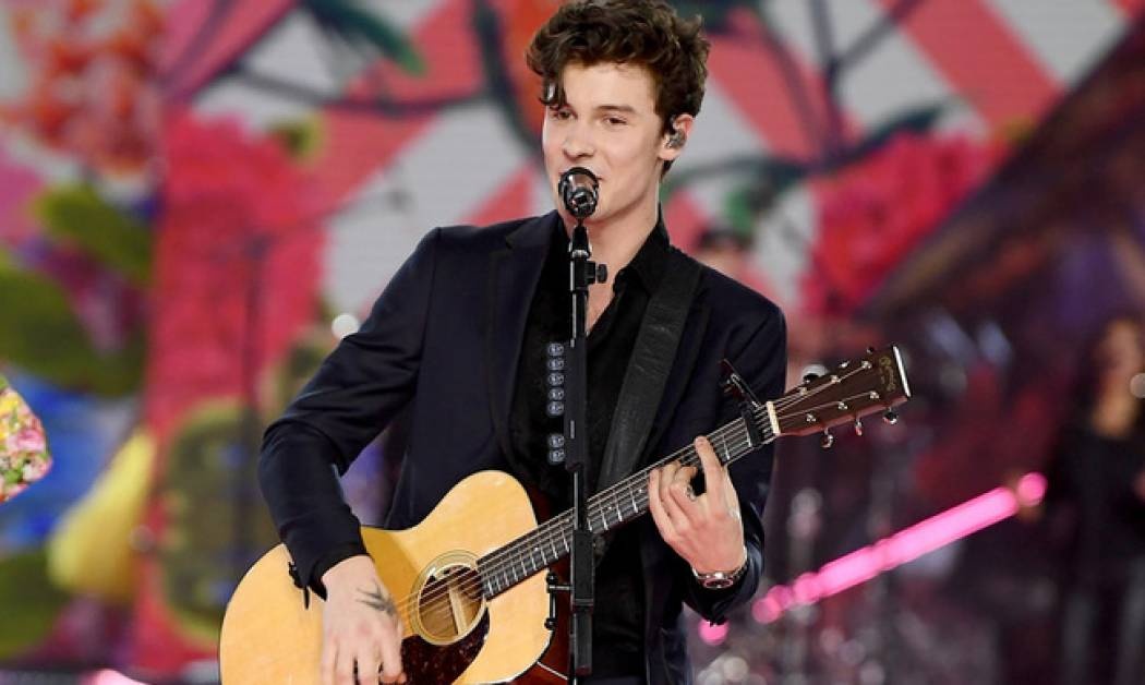 O Shawn Mendes φόρεσε το πιο κομψό κοστούμι ever!