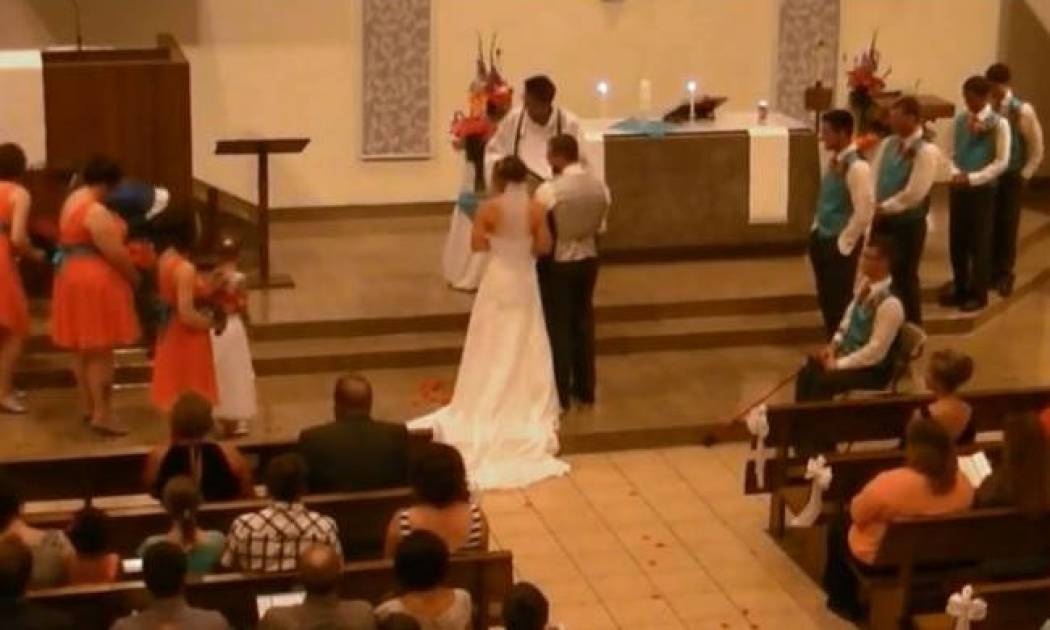 Αν μπορείτε ΜΗΝ γελάσετε με αυτά τα νιόπαντρα ζευγάρια (vid)