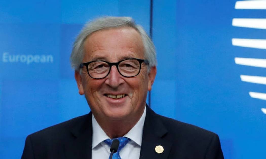 Οφθαλμαπάτη ή λάθος; Το Twitter διερωτάται αν ο Γιούνκερ φοράει ένα καφέ και ένα μαύρο παπούτσι