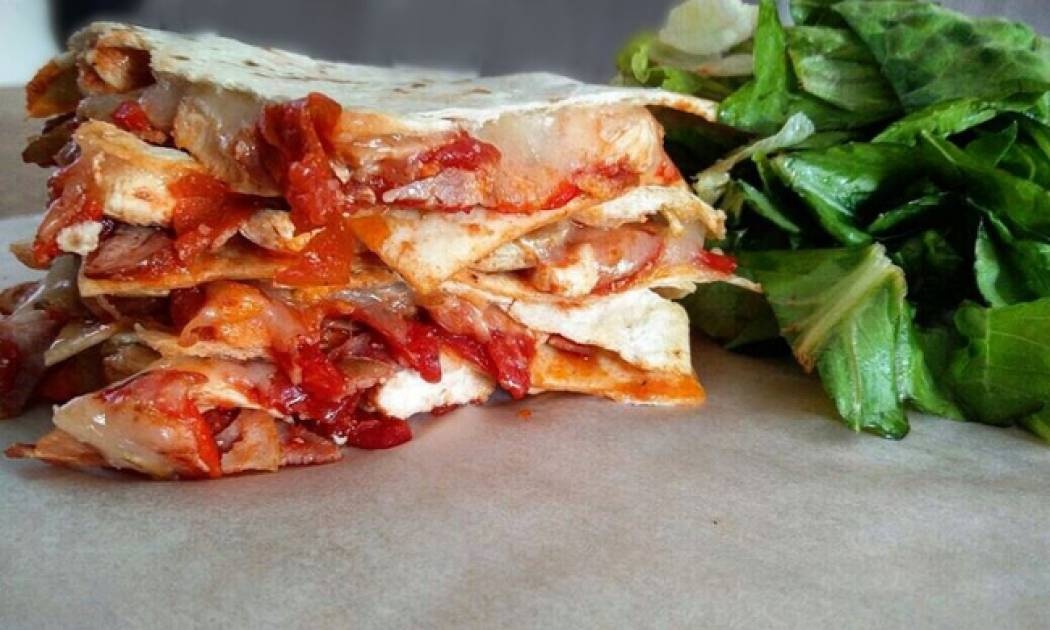 Μεξικάνικες quesadillas με κοτόπουλο & μετσοβόνε