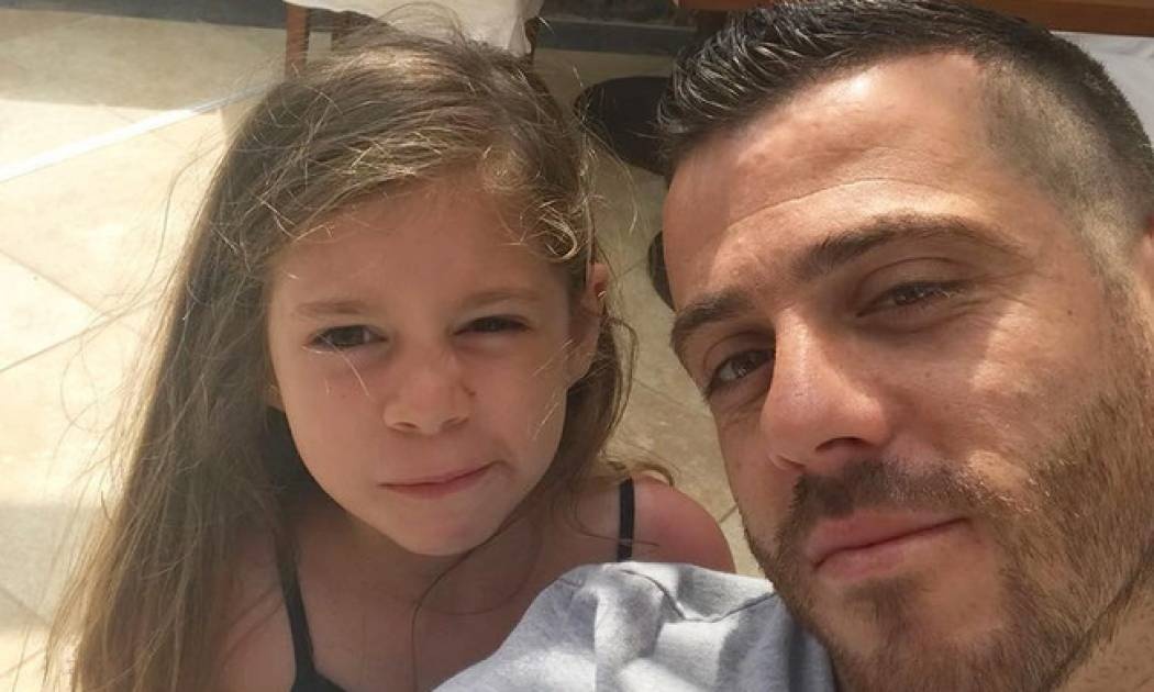 Ο Αντελίνο Βιεϊρίνια ξεδίπλωσε το ταλέντο του στο τραγούδι για χάρη της κορούλας του (vid &pics)