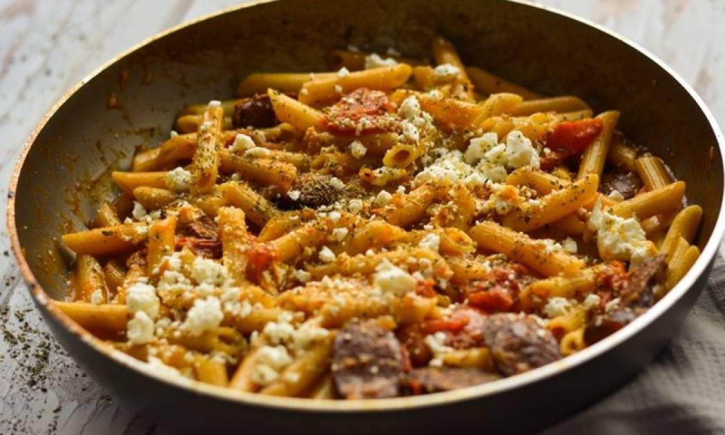 Πένες με λουκάνικο και φέτα