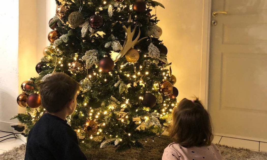 Γνωστό μοντέλο στόλισε το χριστουγεννιάτικο δέντρο με τα παιδιά της (Photos)