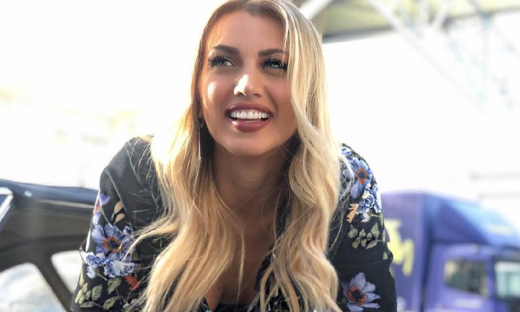 Κωνσταντίνα Σπυροπούλου: Με κοντή φούστα και χωρίς ίχνος photoshop