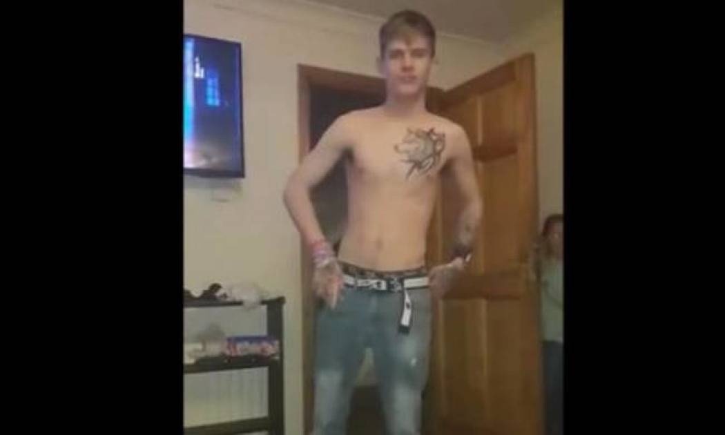 Η «εκδίκηση» μικρού κοριτσιού στον αδερφό της (vid)