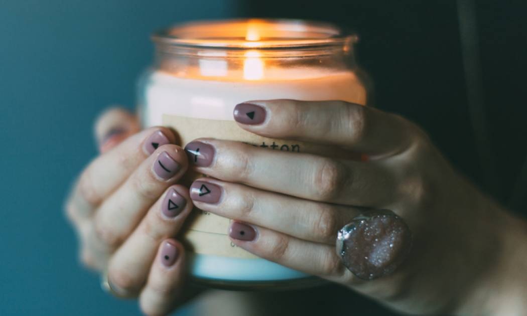 Έπεσε κερί στα ρούχα σου; Δες πώς θα τα καθαρίσεις!