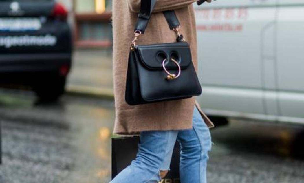 Συμβαίνει τώρα: Η απόλυτη κυριαρχία του διχτυωτού καλσόν (δες πώς να το φορέσεις)