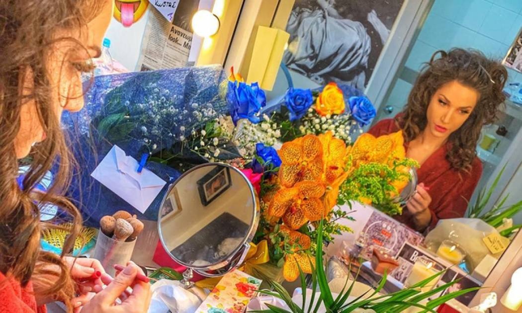 Κατερίνα Γερονικολού: Ένα καμαρίνι γεμάτο από λουλούδια για τη γιορτή της