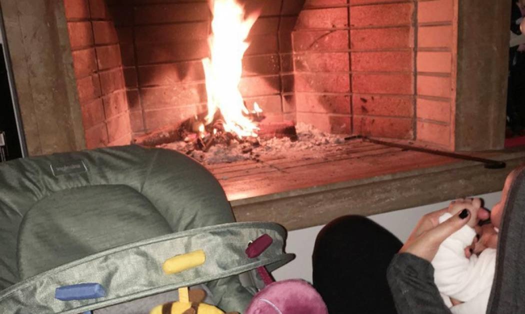 Μοναδικές στιγμές με το μωρό της μπροστά στο τζάκι για την παρουσιάστρια-Τα πρώτα τους Χριστούγεννα!