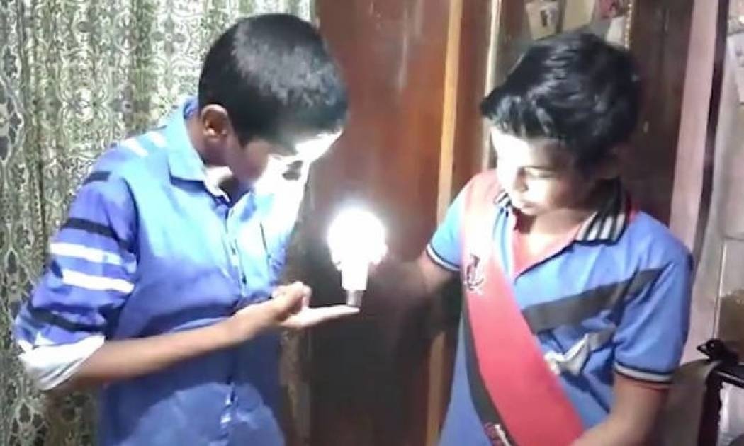 Παιδί «θαύμα» ανάβει λάμπες με το… άγγιγμά του (vid)