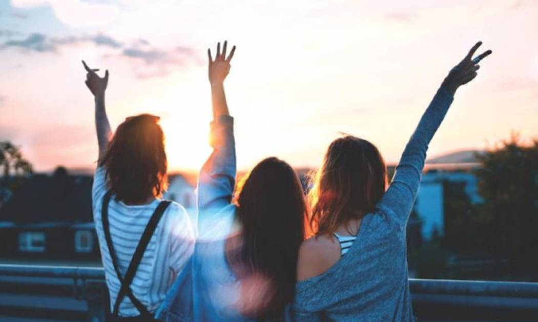 Το Harvard απεφάνθη: Τα 2 στοιχεία που κρίνουν αν κάποιος θα σε συμπαθήσει κατά την πρώτη σας επαφή